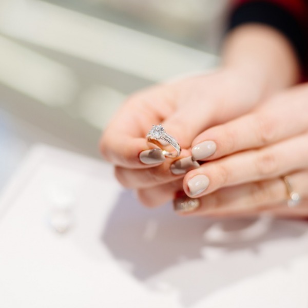 Jak zmierzyć i dobrać rozmiar pierścionka zaręczynowego?